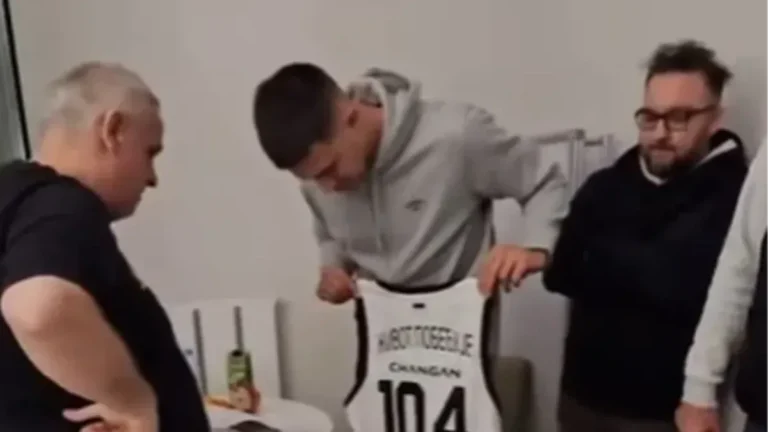 
                    HEROJSKI ČIN NA UTAKMICI PARTIZANA Navijaču spasen život, igrači ga posetili u bolnici 